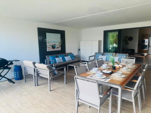 Posezení v ubytování Latitude Luxury Seafront Apt
