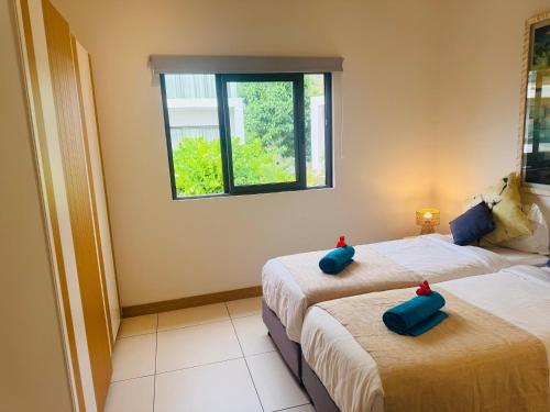 Postel nebo postele na pokoji v ubytování Latitude Luxury Seafront Apt