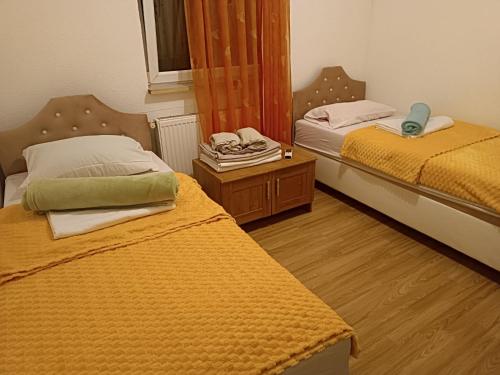 Ένα ή περισσότερα κρεβάτια σε δωμάτιο στο LUX Apartman Sarajevo Centar