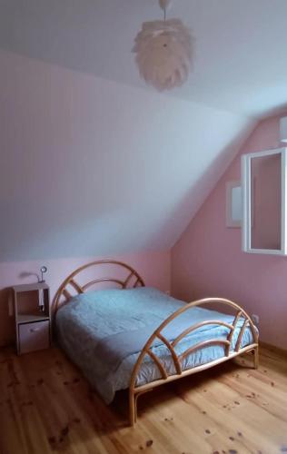 une chambre avec un lit dans une pièce avec un plafond dans l'établissement Villa Pomme de Pin, à Quend-Plage