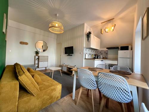 un salon avec un canapé et une table dans l'établissement La Cour de Clemenceau, à Montbéliard