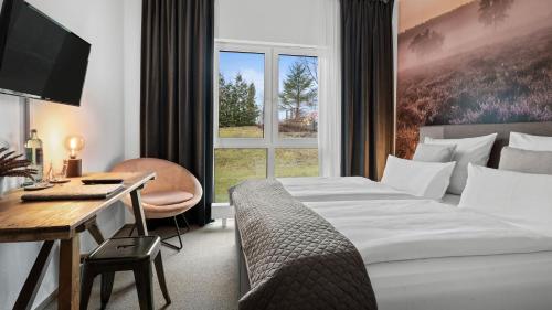 Postel nebo postele na pokoji v ubytování Alpine Hotel