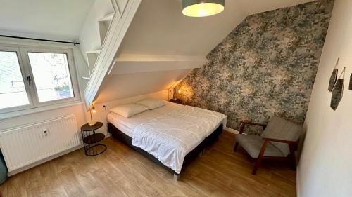 une petite chambre avec un lit et une fenêtre dans l'établissement Villa Pax 4 - La Bourboule 6 personnes, à La Bourboule