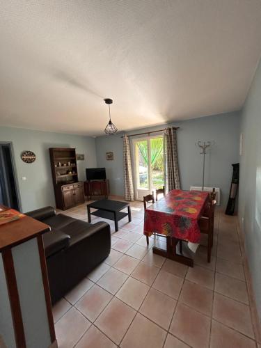 un salon avec un canapé et une table dans l'établissement Gites les oliviers, à Montagnac