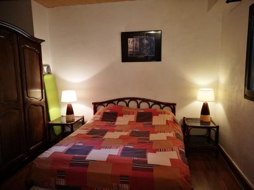 - une chambre avec un lit et 2 lampes sur les tables dans l'établissement Charmant T2 avec grande terrasse et vue dégagée, à Sarrola-Carcopino