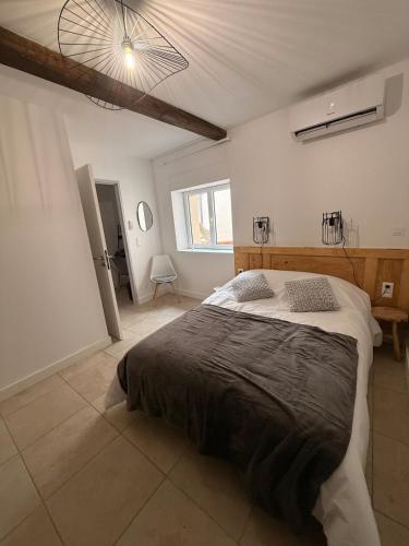 Ένα ή περισσότερα κρεβάτια σε δωμάτιο στο Fleurie Appartement T2