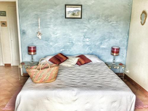 Un dormitorio con una cama con una pared azul. en T2 55 m2 avec terrasse 25 m2, en La Ciotat