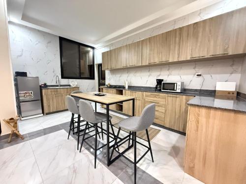 Cuisine ou kitchenette dans l'établissement Ken-JResidence