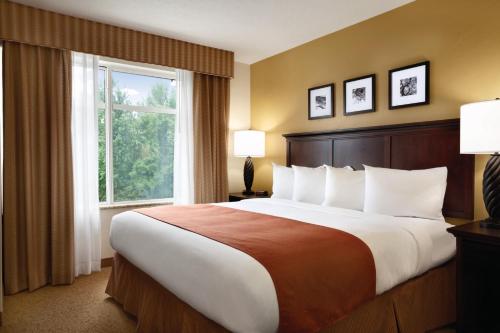 a large bed in a hotel room with a window at Country Inn & Suites by Radisson, Columbia at Harbison, SC in Columbia