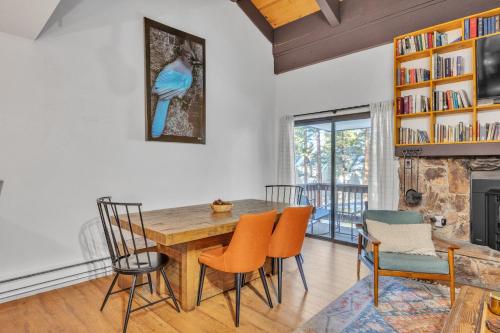 Χώρος καθιστικού στο Alpine Retreat in the Heart of Incline Village condo