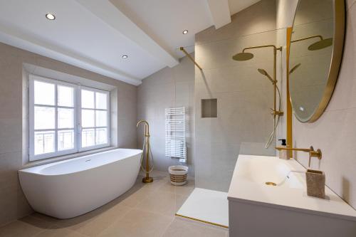 une salle de bain blanche avec une baignoire et un lavabo dans l'établissement MAISON BOURGEOISE COTE BLEU en centre ville, à Martigues