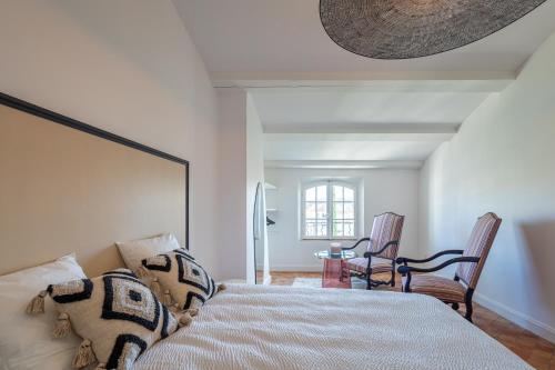 une chambre avec un lit, une table et des chaises dans l'établissement MAISON BOURGEOISE COTE BLEU en centre ville, à Martigues