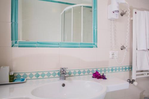 bagno con lavandino e specchio di Moresco Park Hotel a Sperlonga