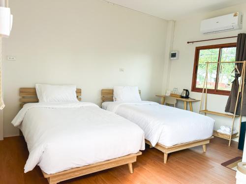 Postel nebo postele na pokoji v ubytování Nakai Resort Sakon Nakhon