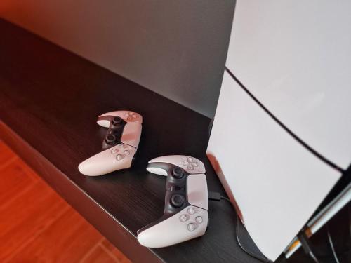 a pair of video game controllers in a box at LK Forest Villa luksusowe domy z basenem z jacuzzi, sauną, grotą solną, salą bilardową i ogrodem in Łapsze Niżne