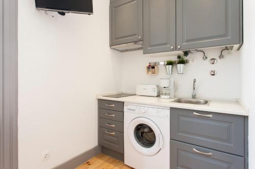 Spacious Two-Level 1 Bedroom 1 dboule bed Studio Apartment in Prime Lisbon Location