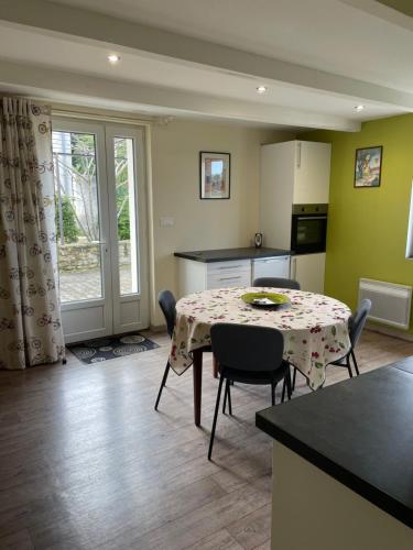 une cuisine et une salle à manger avec une table et des chaises dans l'établissement La Gente, à Pernes-les-Fontaines