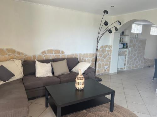 un salon avec un canapé et une table dans l'établissement Villa La Benoite à Carqueiranne, à Carqueiranne