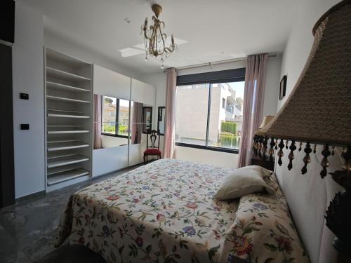 casa completa de lujo con jardin y piscina compartida
