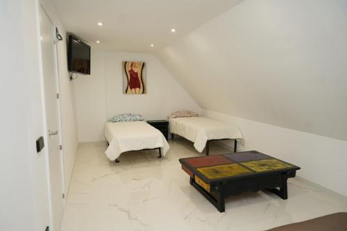 casa completa de lujo con jardin y piscina compartida