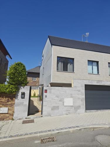 casa completa de lujo con jardin y piscina compartida
