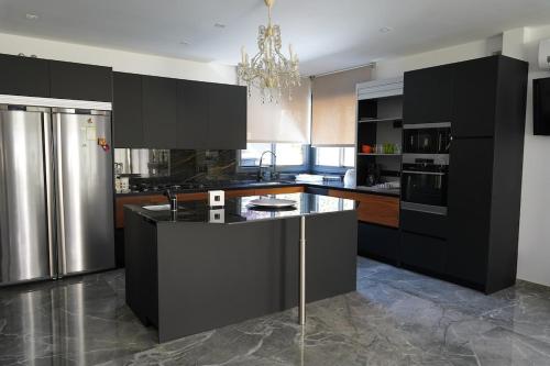 Köök või kööginurk majutusasutuses casa completa de lujo con jardin y piscina compartida