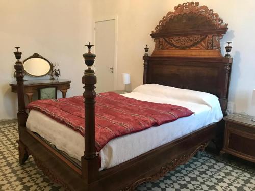 A bed or beds in a room at La Almedina: Palacio de Foronda