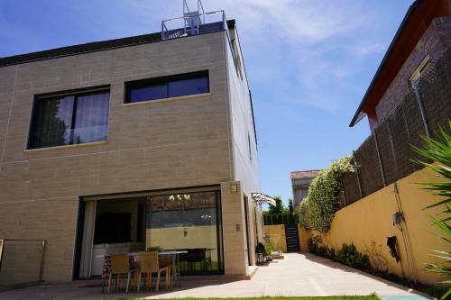 casa completa de lujo con jardin y piscina compartida