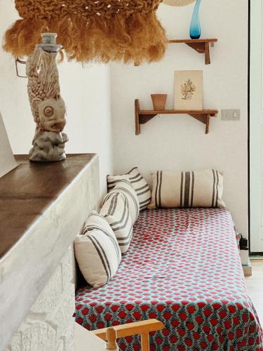 Cette chambre comprend un lit avec des oreillers. dans l'établissement Casa nel borgo, à Domaso