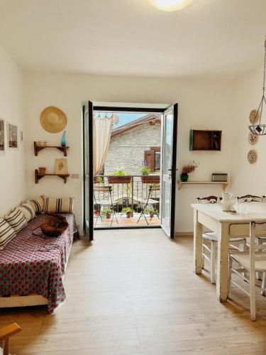 - une chambre avec un lit, une table et une porte dans l'établissement Casa nel borgo, à Domaso