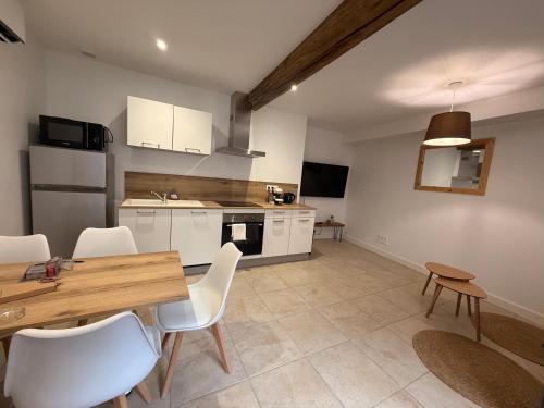 Η κουζίνα ή μικρή κουζίνα στο Fleurie Appartement T2