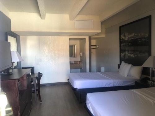 Postel nebo postele na pokoji v ubytování Budget Inn Denver Downtown