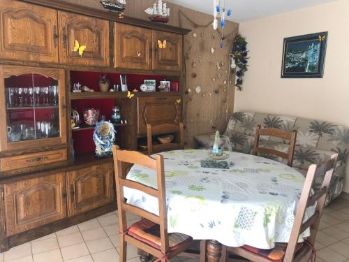une salle à manger avec une table et des chaises dans l'établissement Appartement 4 personnes Valras Plage, à Valras-Plage