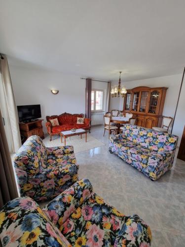 Χώρος καθιστικού στο Oleandra House a 5 minuti dal Lago Liscia