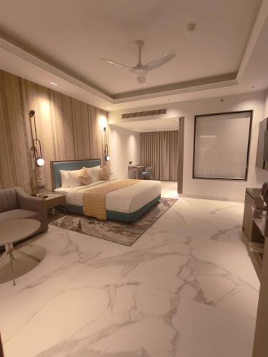a bedroom with a bed and a large marble floor at Enrise by Sayaji Bhopal in Bhopal