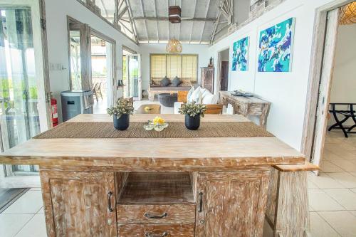 a kitchen with a wooden island in a room at Villa Lanie Lembongan in Nusa Lembongan