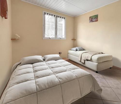 a bedroom with two beds and a couch at Gite Des Prés in Eymeux
