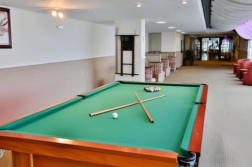 a pool table with two balls on top of it at Flat para 6 pessoas no Home Green Home in Campos do Jordão
