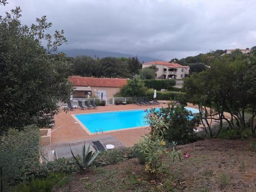 une piscine devant une maison dans l'établissement Résidence Dolce Vita, à Propriano