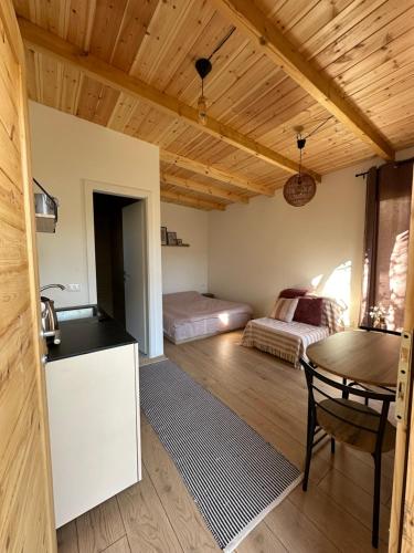 Il comprend une cuisine et une chambre avec une table et un lit. dans l'établissement Bora, à Peje