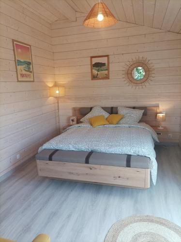 モンタリヴェ・レ・バンにあるLes Bambousの丸太小屋のベッドのある寝室