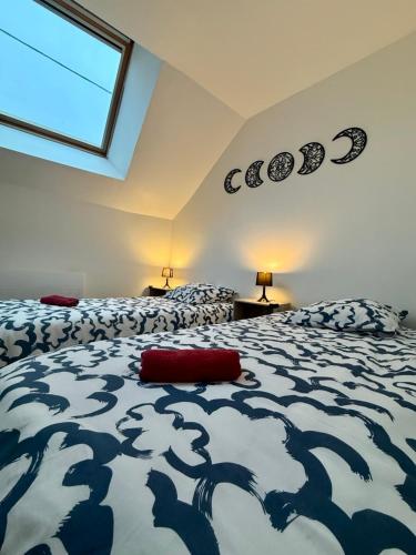 a bedroom with two beds and a sign on the wall at Le Repaire des Grands Moments in Vierzon