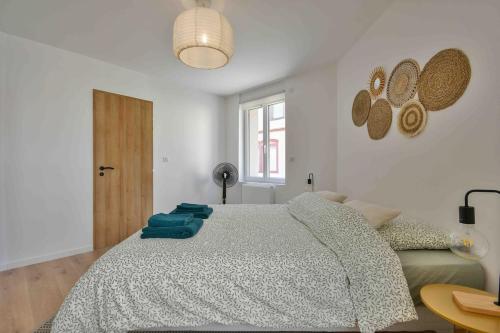 a bedroom with a large bed and a couch at Superbe appartement - Cosy à 10 min Centre ville in Schiltigheim