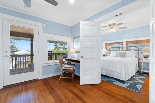 Un dormitorio con una cama y un escritorio con una silla. en Cotton Bayou Fish Camp, en Orange Beach