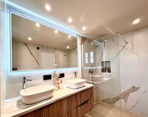 a bathroom with two sinks and a large mirror at Exclusive house in Finestrat in Cala de Finestrat