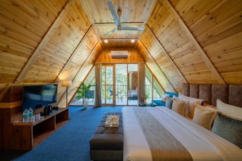 ShivpuriにあるPerfectstayz The Jungle Resort, Shivpuriの大きなベッドルーム(大型ベッド1台、テレビ付)