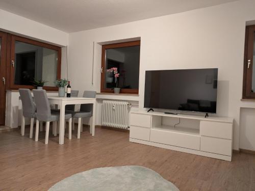 Μια τηλεόραση ή/και κέντρο ψυχαγωγίας στο Apartment mit Balkon und Ausblick