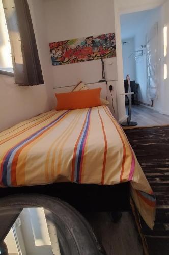 a large bed in a room with a mirror at Gästehaus Fuchsröhre in Welcherath