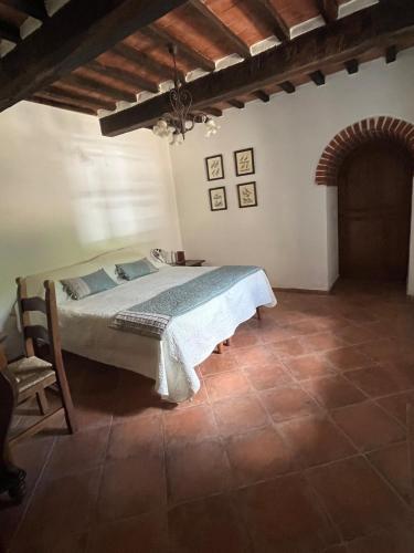 Ένα ή περισσότερα κρεβάτια σε δωμάτιο στο Charming retreat in Tuscany