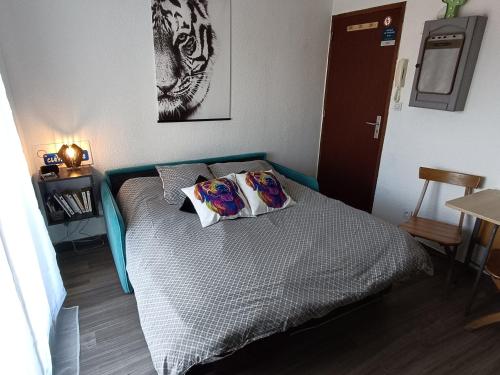 Postel nebo postele na pokoji v ubytování Chez Lilie, Studio cosy classé 2 étoiles Plage de Stella